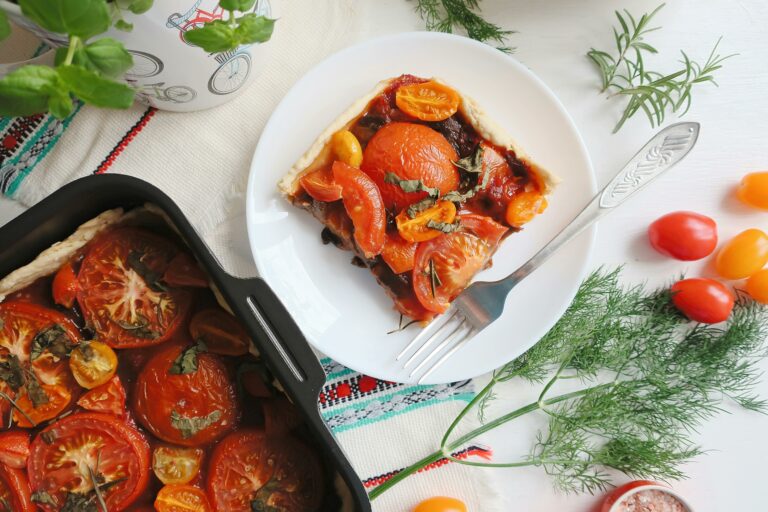 Lire la suite à propos de l’article Avec l’arrivée de l’été, découvrez la recette de la tarte à la tomate ancienne et burrata 🍅