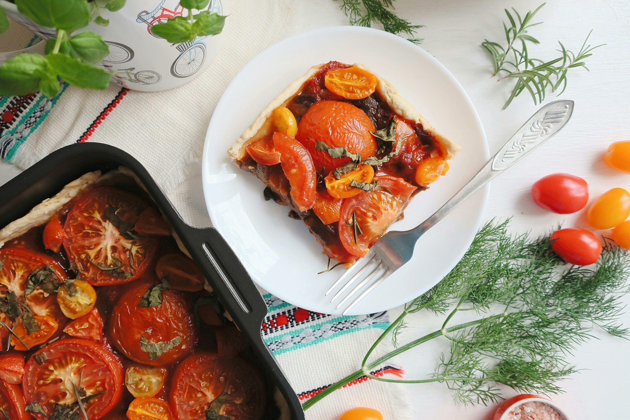 You are currently viewing Avec l’arrivée de l’été, découvrez la recette de la tarte à la tomate ancienne et burrata 🍅